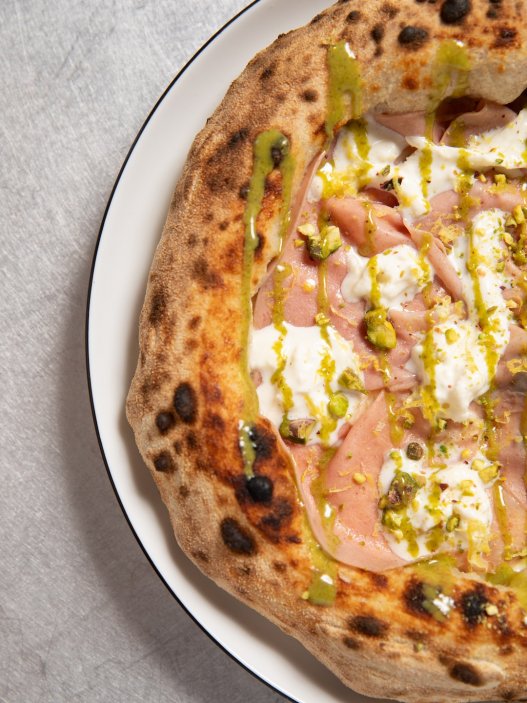 Pražská Diskotéka Pizza sází na neapolskou pizzu z kváskového těsta, výrazný interiér a pec připomínající disko kouli. Podnik v Dejvicích se během prvního roku provozu dostal do výběru Excellent Pizzerias průvodce 50 Top Pizza Europa 2026.