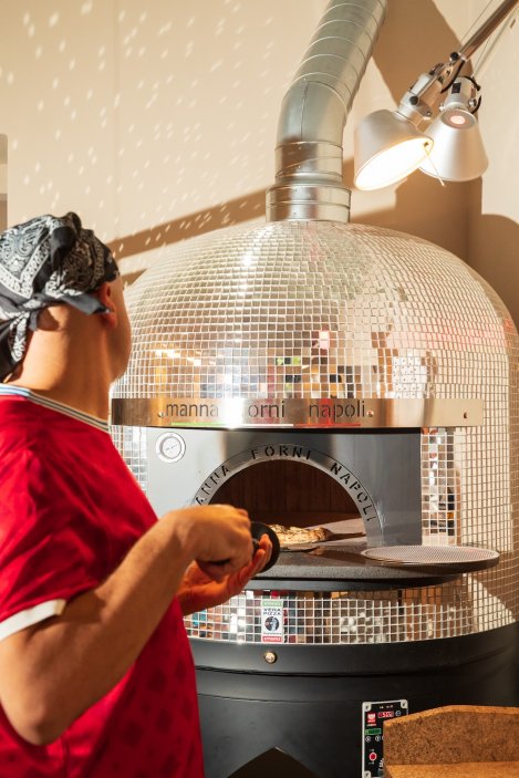 Pražská Diskotéka Pizza sází na neapolskou pizzu z kváskového těsta, výrazný interiér a pec připomínající disko kouli. Podnik v Dejvicích se během prvního roku provozu dostal do výběru Excellent Pizzerias průvodce 50 Top Pizza Europa 2026.