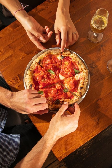 Pražská Diskotéka Pizza sází na neapolskou pizzu z kváskového těsta, výrazný interiér a pec připomínající disko kouli. Podnik v Dejvicích se během prvního roku provozu dostal do výběru Excellent Pizzerias průvodce 50 Top Pizza Europa 2026.