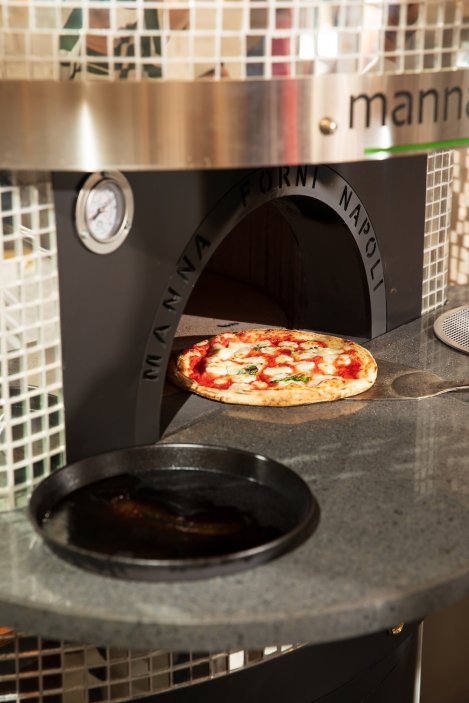 Pražská Diskotéka Pizza sází na neapolskou pizzu z kváskového těsta, výrazný interiér a pec připomínající disko kouli. Podnik v Dejvicích se během prvního roku provozu dostal do výběru Excellent Pizzerias průvodce 50 Top Pizza Europa 2026.