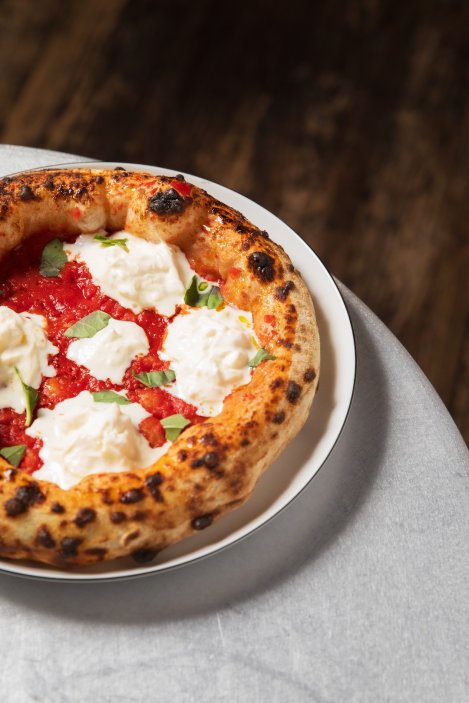 Pražská Diskotéka Pizza sází na neapolskou pizzu z kváskového těsta, výrazný interiér a pec připomínající disko kouli. Podnik v Dejvicích se během prvního roku provozu dostal do výběru Excellent Pizzerias průvodce 50 Top Pizza Europa 2026.