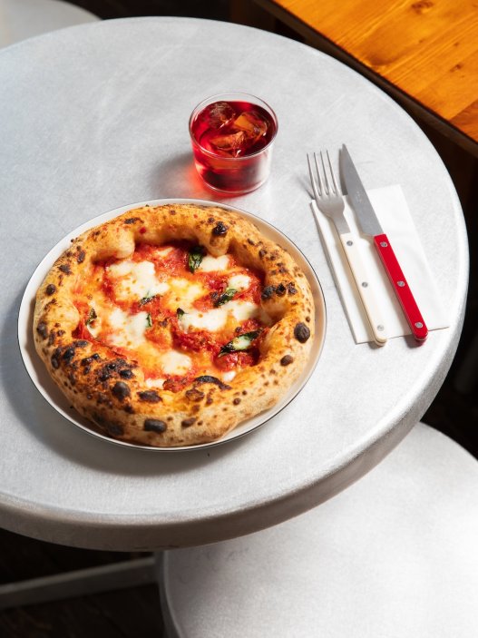 Pražská Diskotéka Pizza sází na neapolskou pizzu z kváskového těsta, výrazný interiér a pec připomínající disko kouli. Podnik v Dejvicích se během prvního roku provozu dostal do výběru Excellent Pizzerias průvodce 50 Top Pizza Europa 2026.