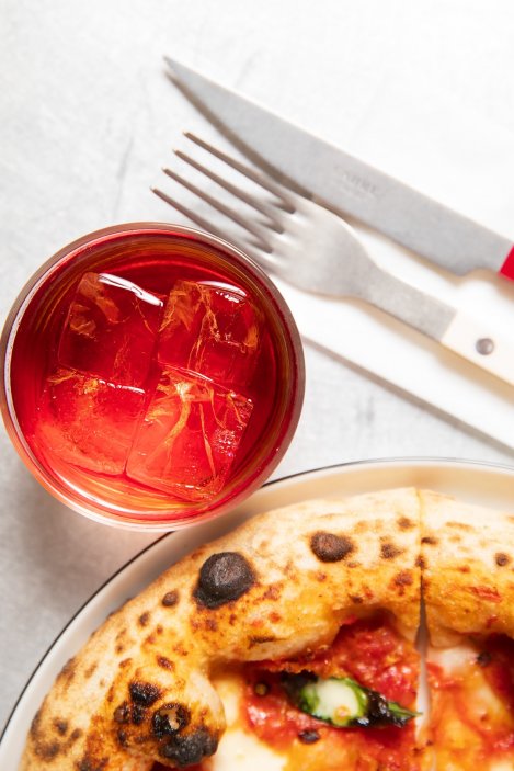 Pražská Diskotéka Pizza sází na neapolskou pizzu z kváskového těsta, výrazný interiér a pec připomínající disko kouli. Podnik v Dejvicích se během prvního roku provozu dostal do výběru Excellent Pizzerias průvodce 50 Top Pizza Europa 2026.
