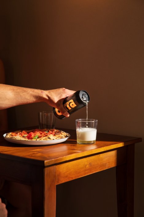 Pražská Diskotéka Pizza sází na neapolskou pizzu z kváskového těsta, výrazný interiér a pec připomínající disko kouli. Podnik v Dejvicích se během prvního roku provozu dostal do výběru Excellent Pizzerias průvodce 50 Top Pizza Europa 2026.