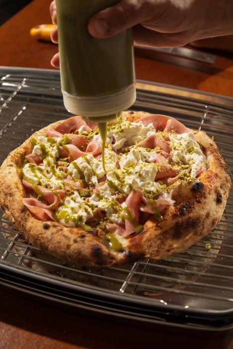 Pražská Diskotéka Pizza sází na neapolskou pizzu z kváskového těsta, výrazný interiér a pec připomínající disko kouli. Podnik v Dejvicích se během prvního roku provozu dostal do výběru Excellent Pizzerias průvodce 50 Top Pizza Europa 2026.