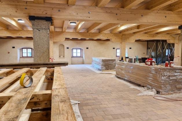 Zámecký pivovar v Jindřichově Hradci ze 16. století se po rozsáhlé rekonstrukci otevřel veřejnosti. Národní kulturní památka desítky let chátrala a v roce 2011 ji navíc výrazně poškodil požár. Její obnova stála město 512 milionů korun bez daně, přičemž téměř polovinu nákladů pokryly dotace.