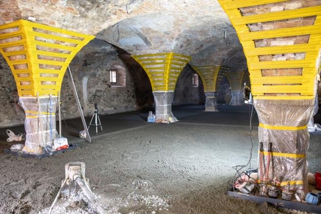 Zámecký pivovar v Jindřichově Hradci ze 16. století se po rozsáhlé rekonstrukci otevřel veřejnosti. Národní kulturní památka desítky let chátrala a v roce 2011 ji navíc výrazně poškodil požár. Její obnova stála město 512 milionů korun bez daně, přičemž téměř polovinu nákladů pokryly dotace.
