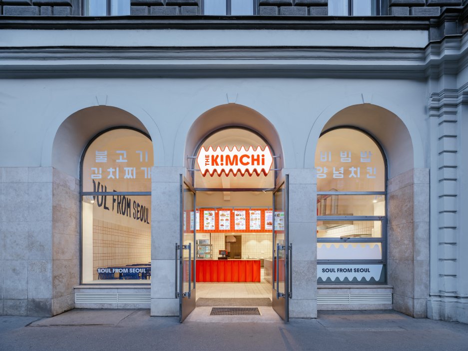 Restaurace The Kimchi vznikla v sousedství Masarykova nádraží na místě bývalé cukrárny a částečně navazuje na její původní prostorové uspořádání.