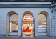 Restaurace The Kimchi vznikla v sousedství Masarykova nádraží na místě bývalé cukrárny a částečně navazuje na její původní prostorové uspořádání.