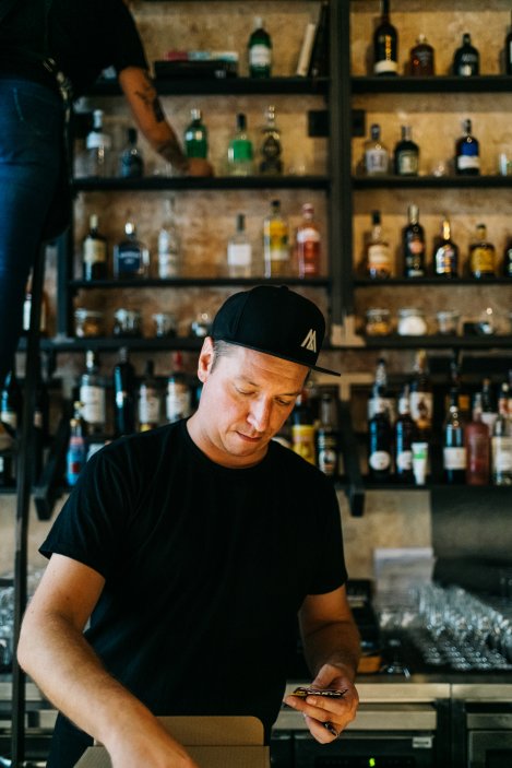 Nedílnou součástí Elementu je bar, který má v režii Jan Liška.