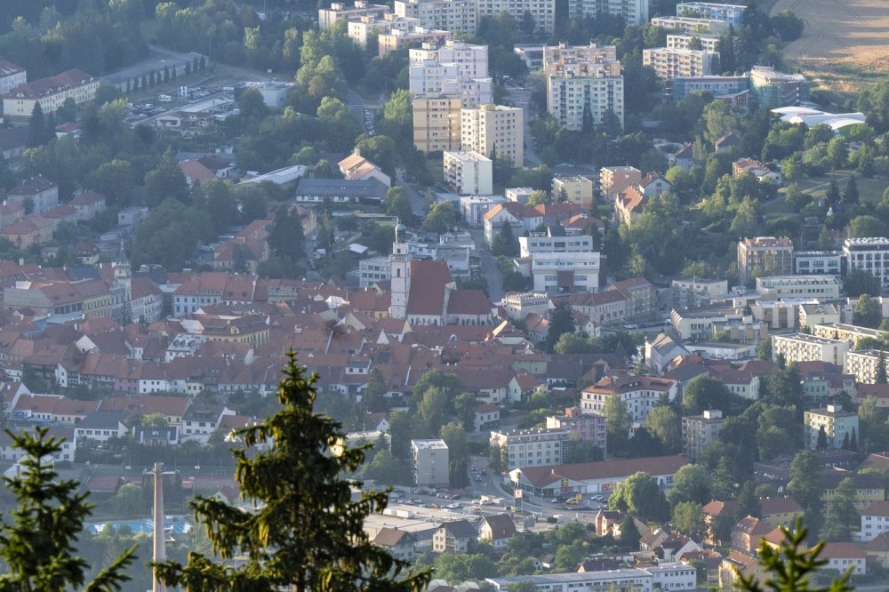 Po tři čtvrtě roce se pro veřejnost otevřela rozhledna na vrchu Libín