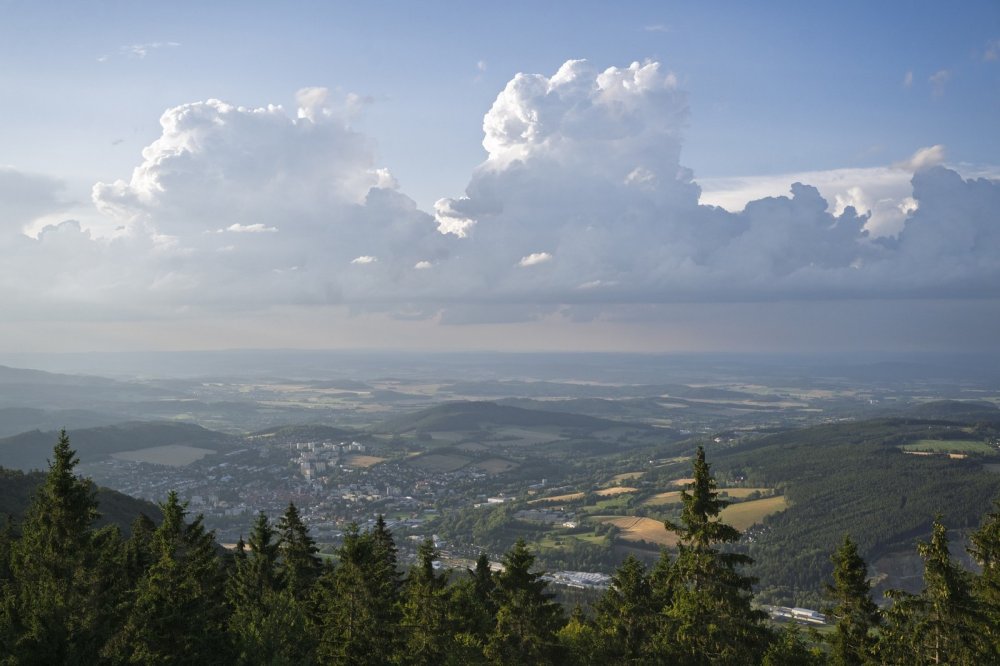 Po tři čtvrtě roce se pro veřejnost otevřela rozhledna na vrchu Libín