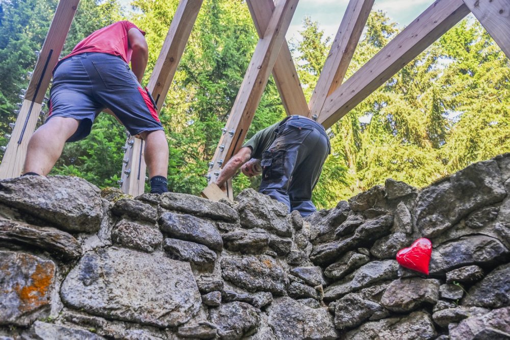 U Hauswaldské kaple u Srní na Šumavě přibude stříška a skleněná madona