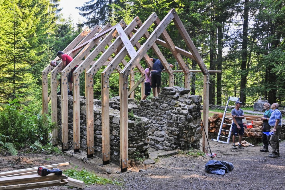 U Hauswaldské kaple u Srní na Šumavě přibude stříška a skleněná madona