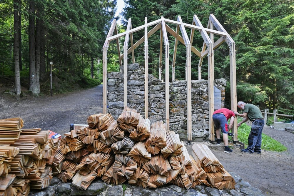 U Hauswaldské kaple u Srní na Šumavě přibude stříška a skleněná madona