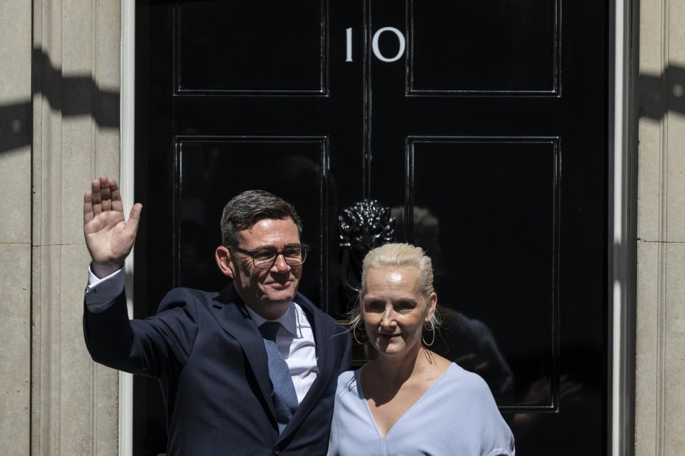 Nový britský premiér Andy Burnham zvládl přechod k moci na výbornou. Teď ale začíná fáze, kdy se popularita začíná tříštit. Skvělý politický marketing mu sice pomůže, bude ho ale muset přetavit do každodenní politiky.