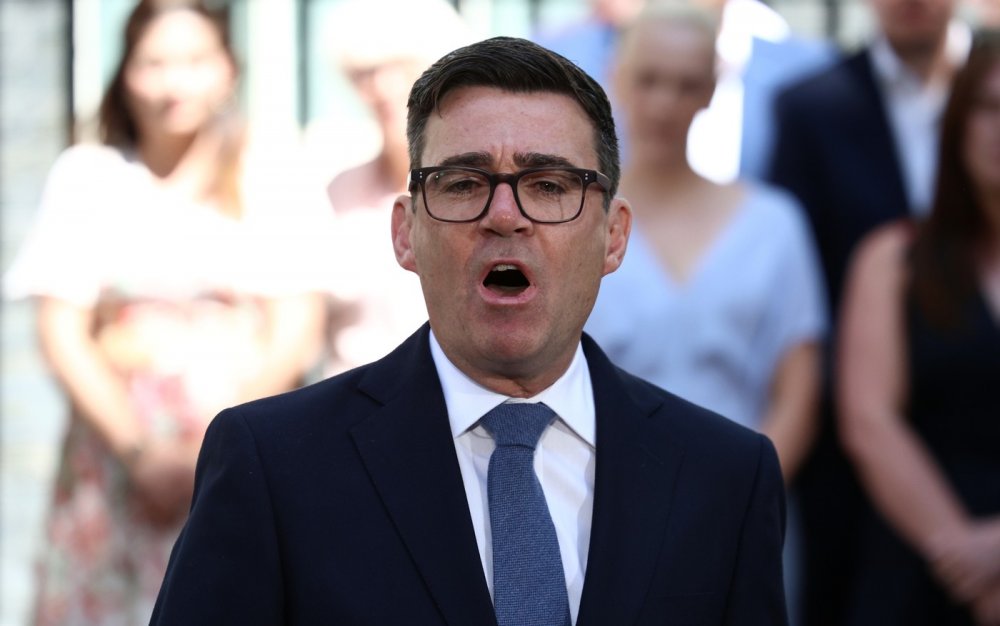 Nový britský premiér Andy Burnham zvládl přechod k moci na výbornou. Teď ale začíná fáze, kdy se popularita začíná tříštit. Skvělý politický marketing mu sice pomůže, bude ho ale muset přetavit do každodenní politiky.