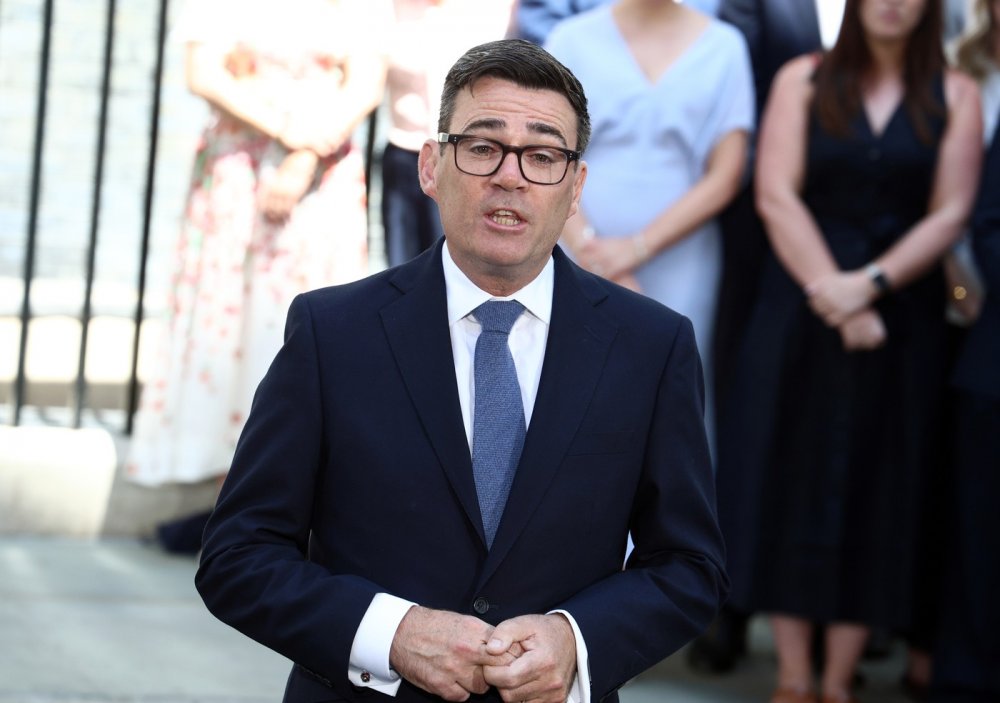 Nový britský premiér Andy Burnham zvládl přechod k moci na výbornou. Teď ale začíná fáze, kdy se popularita začíná tříštit. Skvělý politický marketing mu sice pomůže, bude ho ale muset přetavit do každodenní politiky.