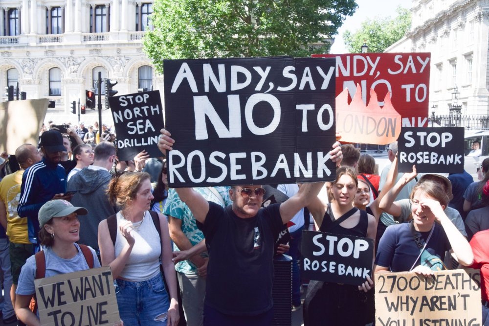 Nový britský premiér Andy Burnham zvládl přechod k moci na výbornou. Teď ale začíná fáze, kdy se popularita začíná tříštit. Skvělý politický marketing mu sice pomůže, bude ho ale muset přetavit do každodenní politiky.
