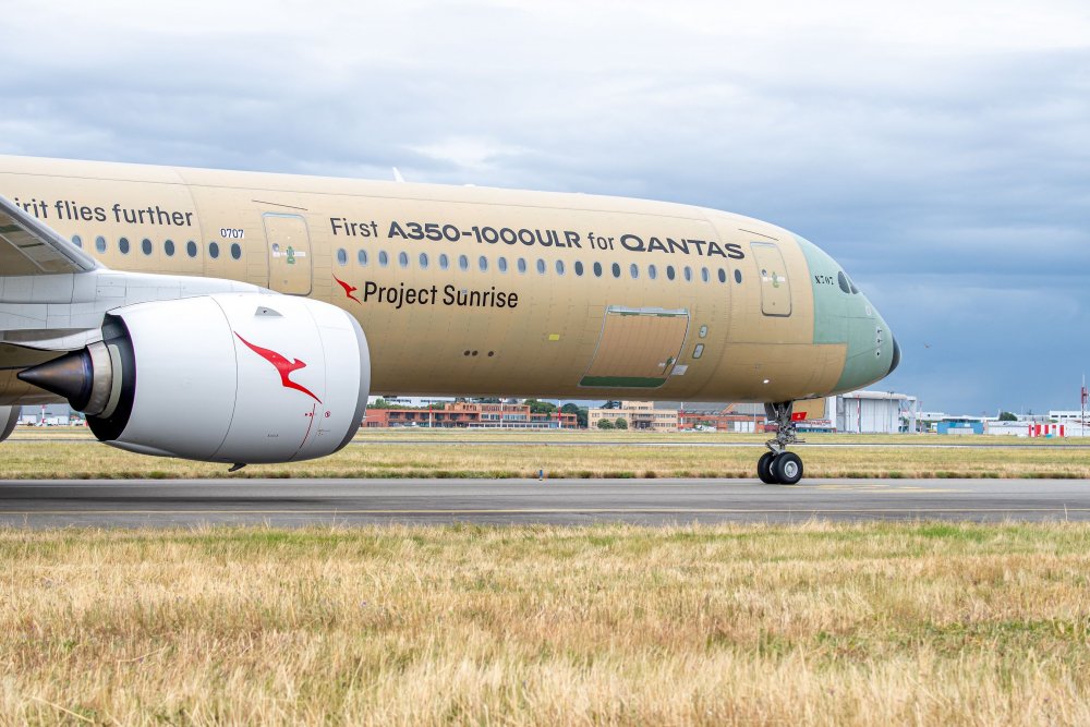 Z Francie až do Austrálie bez jediného přistání. Airbus A350-1000ULR strávil ve vzduchu přes 19 hodin a vzbudil mimořádný zájem leteckých fanoušků. Qantas s ním chce od roku 2027 létat přímo mezi Sydney a Londýnem.