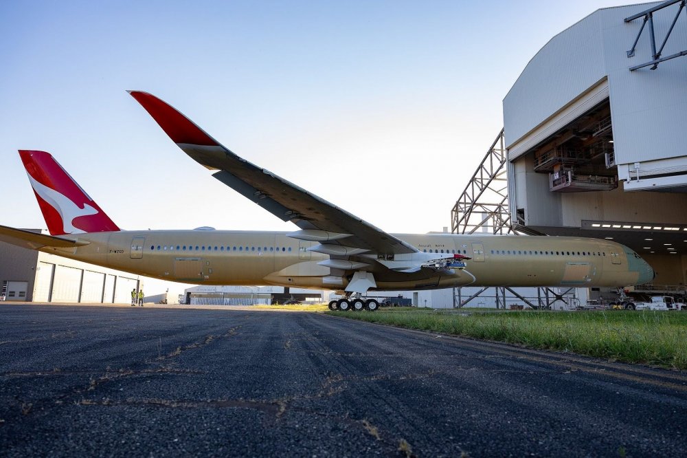 Z Francie až do Austrálie bez jediného přistání. Airbus A350-1000ULR strávil ve vzduchu přes 19 hodin a vzbudil mimořádný zájem leteckých fanoušků. Qantas s ním chce od roku 2027 létat přímo mezi Sydney a Londýnem.