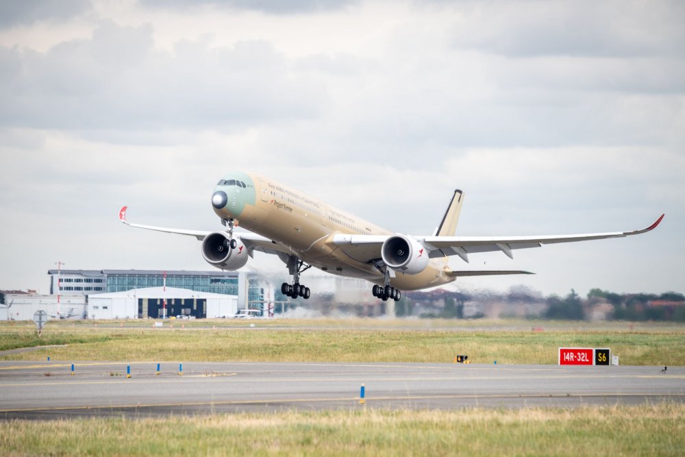 Z Francie až do Austrálie bez jediného přistání. Airbus A350-1000ULR strávil ve vzduchu přes 19 hodin a vzbudil mimořádný zájem leteckých fanoušků. Qantas s ním chce od roku 2027 létat přímo mezi Sydney a Londýnem.