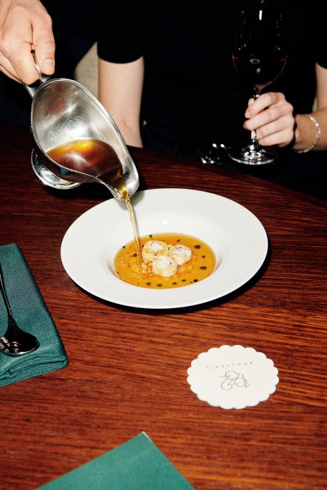 Consommé z kukuřičného kuřete s plněným kuřecím křidélkem, hrášek, kořenová zelenina