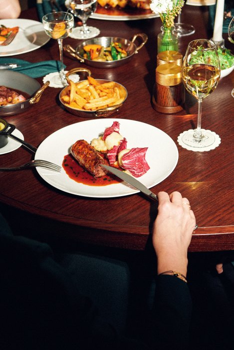 Konfitované kachní stehno, pancetta, jablka a čekanka, kmínová omáčka s pancettou, bramborové noky