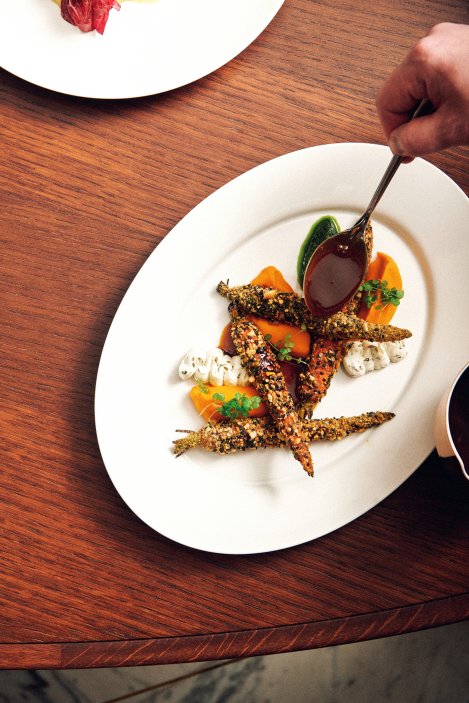 Pečené, glazované karotky ve směsi ořechů a semínek, petrželové pesto, mrkvové pyré, ricotta