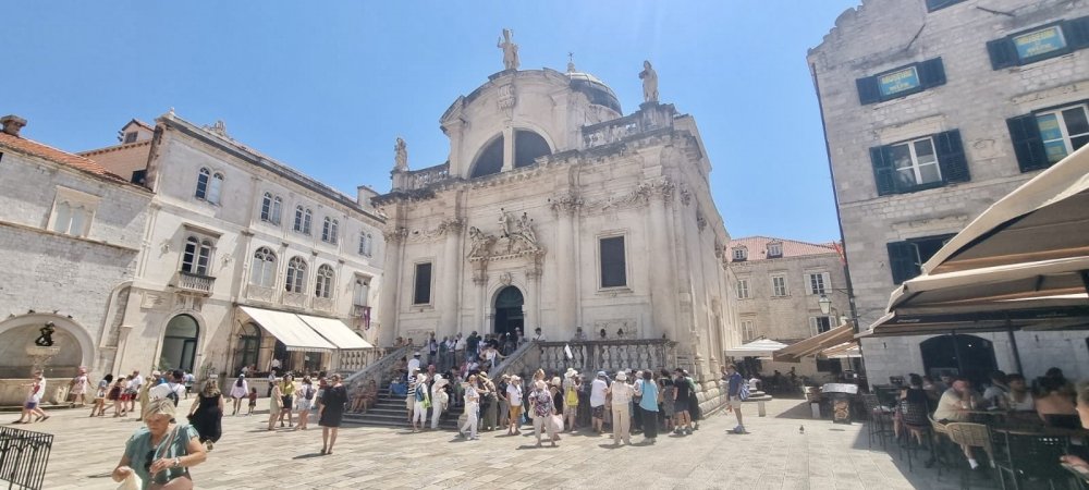 Historické centrum Dubrovníku patří k nejnavštěvovanějším místům v Chorvatsku. Turisté sem míří za zachovalými hradbami, kamennými ulicemi i výhledy na Jadran.