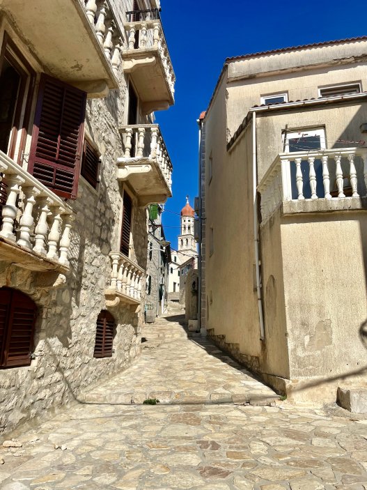 Ceny v Betině jsou nižší než v Dubrovníku, i zde však půllitr piva vyjde téměř na stokorunu.