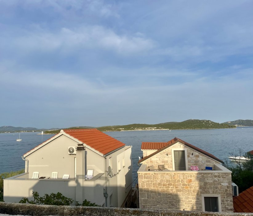 Ceny v Betině jsou nižší než v Dubrovníku, i zde však půllitr piva vyjde téměř na stokorunu.