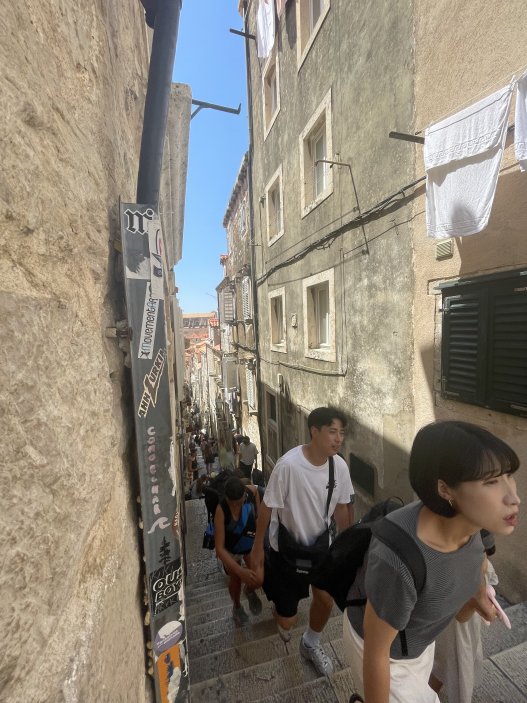 Úzké kamenné uličky Dubrovníku se během hlavní sezony plní tisíci návštěvníků. Největší nápor přichází ve chvíli, kdy ve městě zakotví výletní lodě.