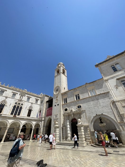 Za hradbami se střídají reprezentativní paláce, kostely, kláštery a strmé uličky, které připomínají někdejší bohatství Dubrovnické republiky.