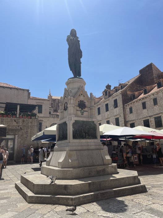 Mimo hlavní ulice nabízí Dubrovník také klidnější zákoutí, malá náměstí a průchody, kde ruch turistického centra alespoň na chvíli ustupuje.