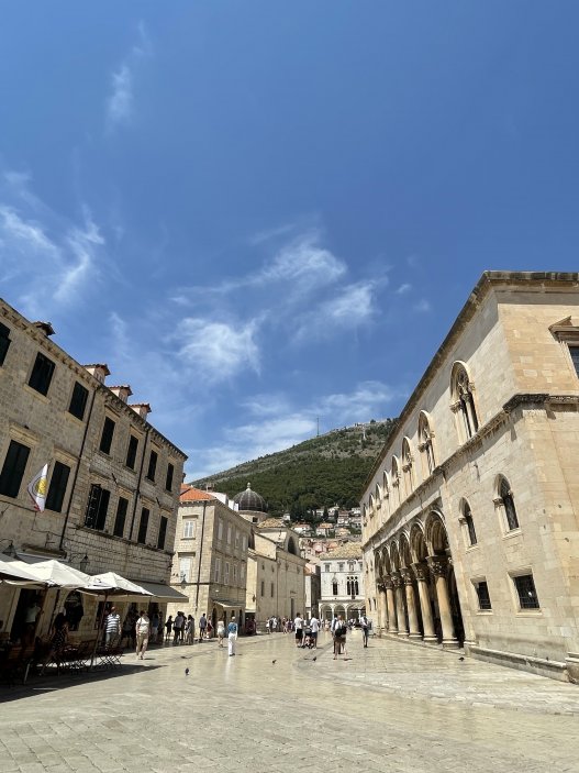 Hlavní dubrovnická třída Stradun vede středem historického centra. Okolní restaurace a kavárny patří k nejdražším v celém městě.