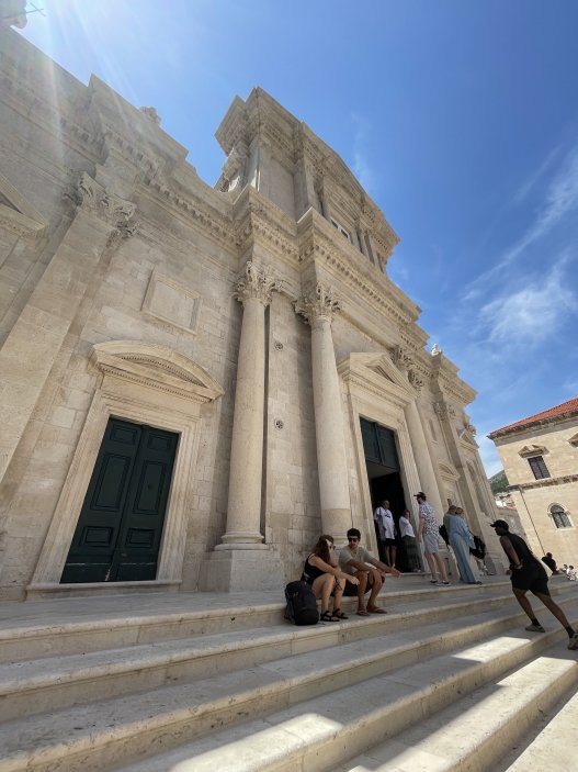 Dubrovník obepínají téměř dva kilometry mohutných hradeb, z nichž se otevírají výhledy na staré město, přístav i okolní ostrovy.