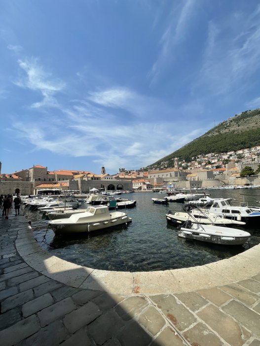 Dubrovník si vysloužil přezdívku perla Jadranu. Za atmosféru slavného města si ale návštěvníci v restauracích, obchodech i u atrakcí výrazně připlatí.