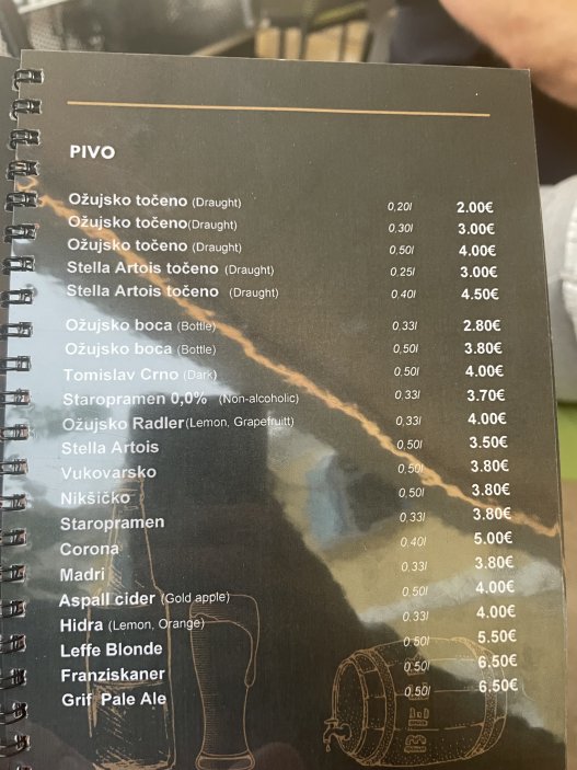 Za čtyři decilitry piva Stella Artois zaplatí host v Betině 4,50 eura, zhruba 109 korun. Prémiovější půllitrová piva vyjdou až na 6,50 eura, tedy přibližně 157 korun.