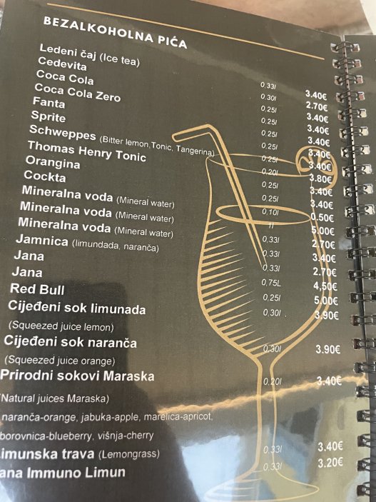 Nápojový lístek v restauraci v Betině na ostrově Murter. Půllitr čepovaného piva Ožujsko zde stojí čtyři eura, tedy přibližně 97 korun.