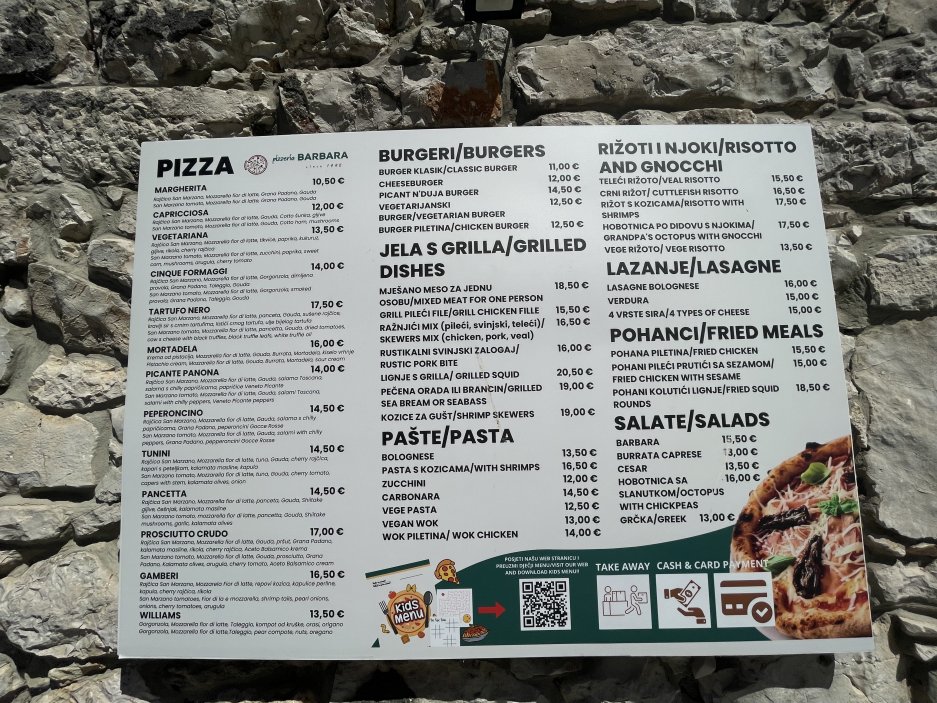 V městečku Murter visí na kamenné zdi velký jídelní lístek místní pizzerie. Nejlevnější Margherita stojí 10,50 eura, tedy zhruba 254 korun. Capricciosa vyjde na 12 eur, přibližně 290 korun. Další pizzy už hranici tří set korun běžně překračují. Vegetariánská stojí 13,50 eura, tedy asi 326 korun. Pizza se čtyřmi druhy sýra vyjde na 14 eur, zhruba 338 korun. Za variantu s černým lanýžem si podnik účtuje 17,50 eura, tedy přibližně 423 korun.