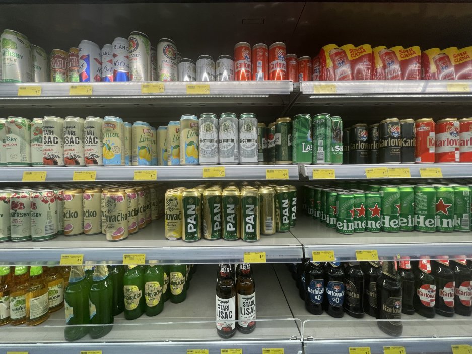 Betina patří k menším letoviskům na ostrově Murter. Také zde už ceny v restauracích výrazně převyšují nabídku místních obchodů.