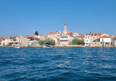 Betina patří k menším letoviskům na ostrově Murter. Také zde už ceny v restauracích výrazně převyšují nabídku místních obchodů.