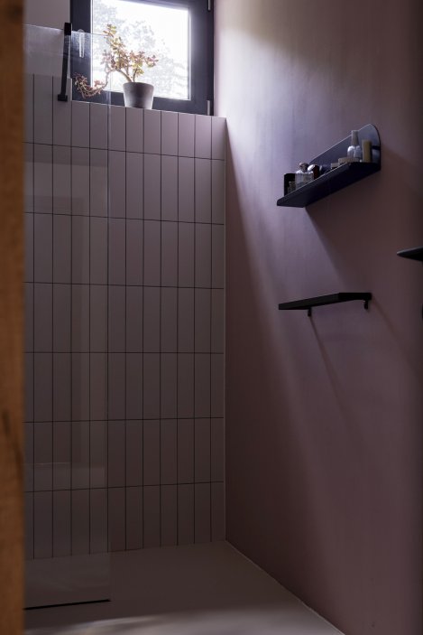 Světlé povrchy v koupelně nechávají vyniknout hře světla, která během dne mění charakter místnosti.