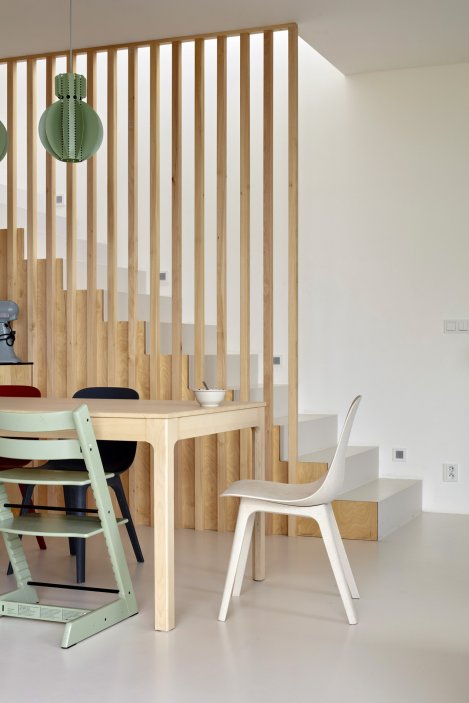 Dřevěné prvky dodávají interiéru teplo a změkčují střídmou architekturu domu.
