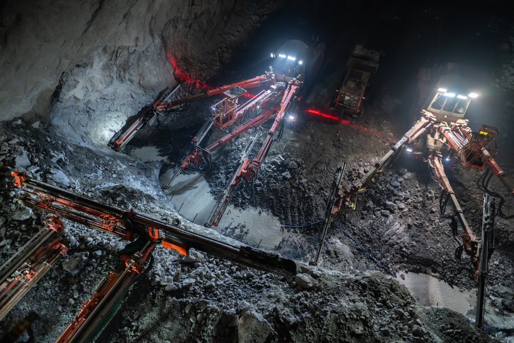 Odda je největším podzemním projektem v historii skupiny Metrostav, nikoliv však její první zkušeností na severu Evropy. Čeští stavbaři vstoupili do Skandinávie v roce 2006 a od té doby se podíleli na stavbách v Norsku, Finsku, Švédsku, na Islandu i Faerských ostrovech. Celkem už na severu Evropy vyrazili více než 57 kilometrů tunelů.