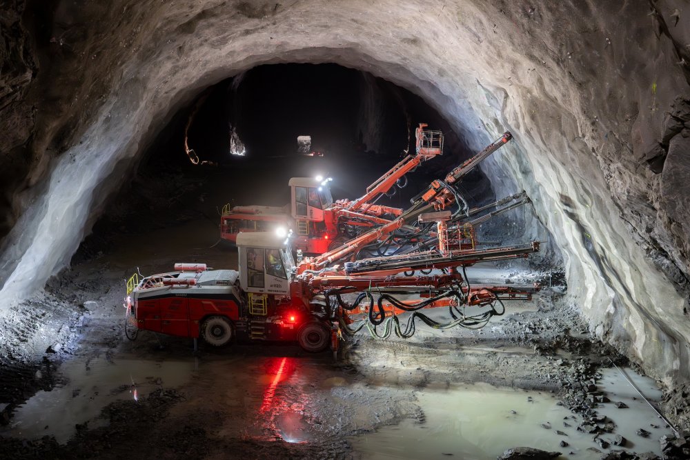 Odda je největším podzemním projektem v historii skupiny Metrostav, nikoliv však její první zkušeností na severu Evropy. Čeští stavbaři vstoupili do Skandinávie v roce 2006 a od té doby se podíleli na stavbách v Norsku, Finsku, Švédsku, na Islandu i Faerských ostrovech. Celkem už na severu Evropy vyrazili více než 57 kilometrů tunelů.