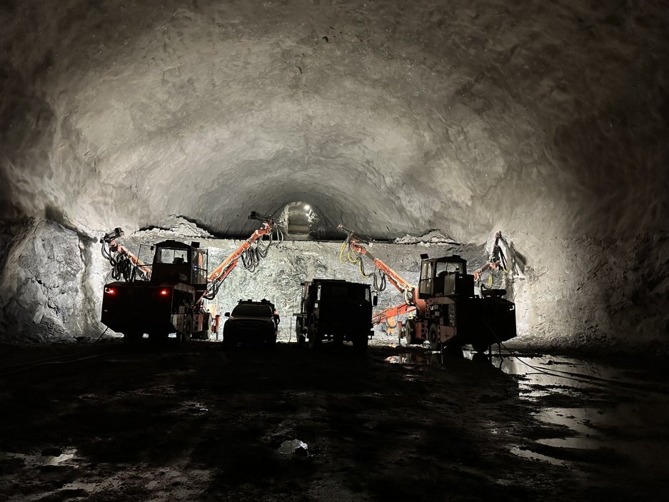 Odda je největším podzemním projektem v historii skupiny Metrostav, nikoliv však její první zkušeností na severu Evropy. Čeští stavbaři vstoupili do Skandinávie v roce 2006 a od té doby se podíleli na stavbách v Norsku, Finsku, Švédsku, na Islandu i Faerských ostrovech. Celkem už na severu Evropy vyrazili více než 57 kilometrů tunelů.