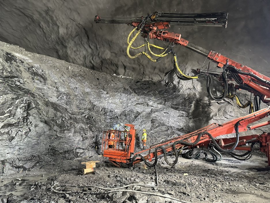 Odda je největším podzemním projektem v historii skupiny Metrostav, nikoliv však její první zkušeností na severu Evropy. Čeští stavbaři vstoupili do Skandinávie v roce 2006 a od té doby se podíleli na stavbách v Norsku, Finsku, Švédsku, na Islandu i Faerských ostrovech. Celkem už na severu Evropy vyrazili více než 57 kilometrů tunelů.