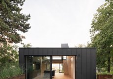 Black House stojí na jižním svahu Kobyliské plošiny a využívá jednu z největších předností parcely — panoramatický výhled na pražskou kotlinu.